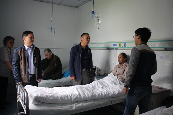 公司党总支书记张维新、工会主席胡振华等到医院探望困难员工