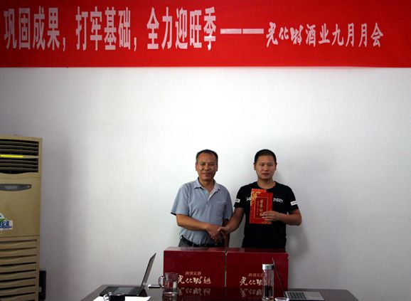 常务副总经理张维新（左）与学习成长型员工（右）张红健合影